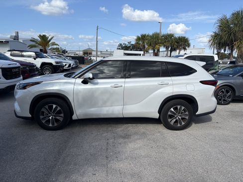 Used 2022 Toyota Highlander XLE image 4