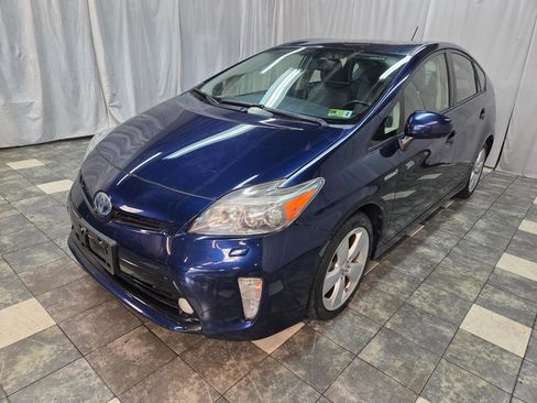 Used 2015 Toyota Prius Five w/ Advanced Technology Package FWD image 2