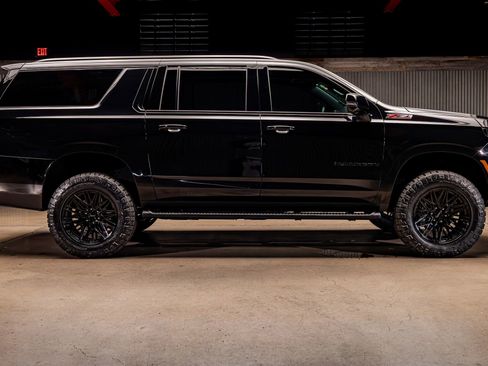 Used 2025 Chevrolet Suburban Z71 w/ Comfort Package image 11