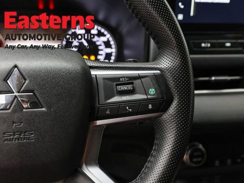 Used 2025 Mitsubishi Outlander SE AWD/4WD image 16