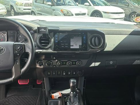 Used 2019 Toyota Tacoma TRD Off-Road w/ Technology Package AWD/4WD image 12
