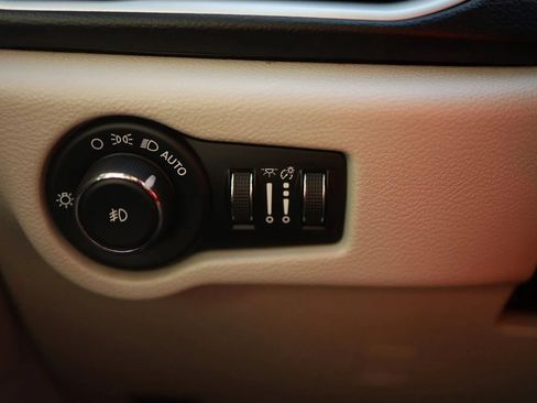 Used 2019 Chrysler Pacifica Touring-L FWD image 17