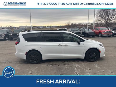 Used 2024 Chrysler Pacifica Premium image 3