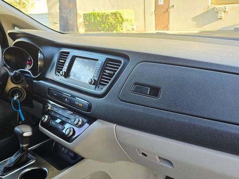 Used 2020 Kia Sedona LX image 26