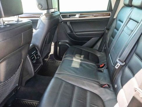 Used 2016 Volkswagen Touareg TDI image 13
