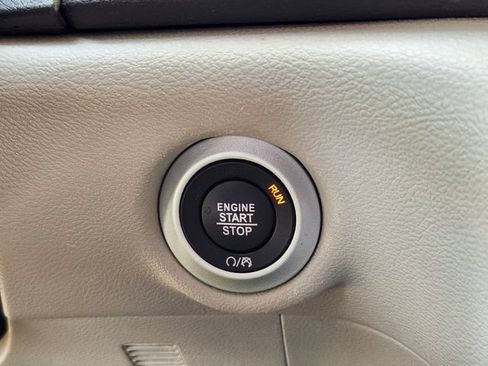 Used 2024 Chrysler Pacifica Touring-L FWD image 20