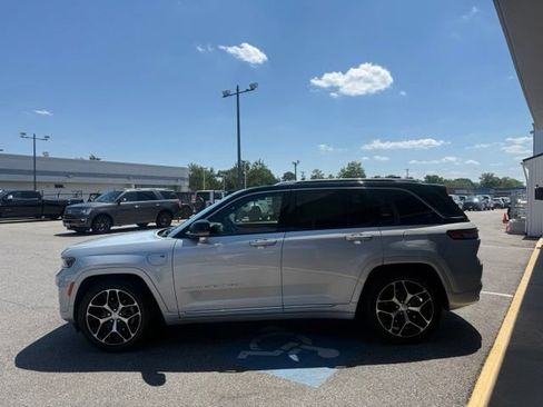 Used 2023 Jeep Grand Cherokee Summit AWD/4WD image 26