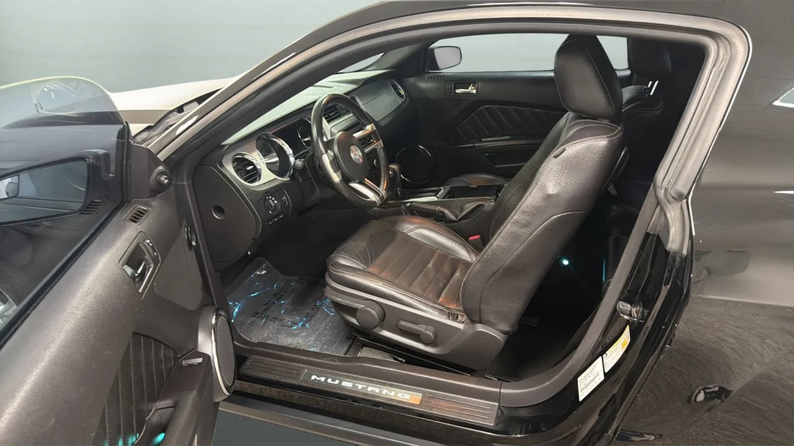 Used 2011 Ford Mustang Premium w/ 202A Rapid Spec Order Code RWD image 19