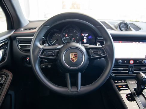 Certified 2025 Porsche Macan AWD/4WD image 21