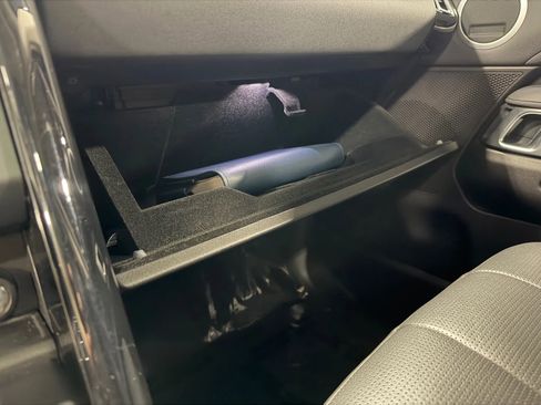 Used 2018 Land Rover Discovery SE image 21