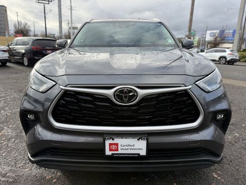 Used 2023 Toyota Highlander XLE image 3