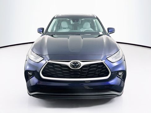 Used 2025 Toyota Highlander XLE image 2