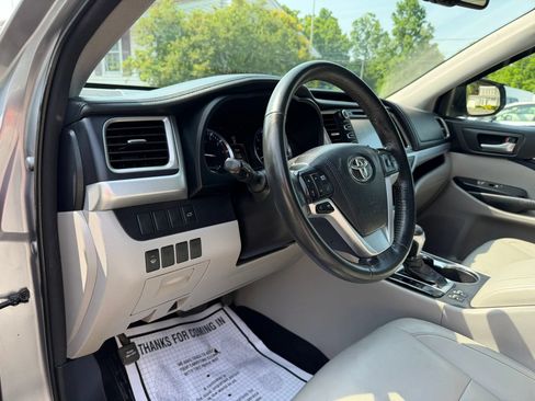 Used 2015 Toyota Highlander XLE AWD/4WD image 10