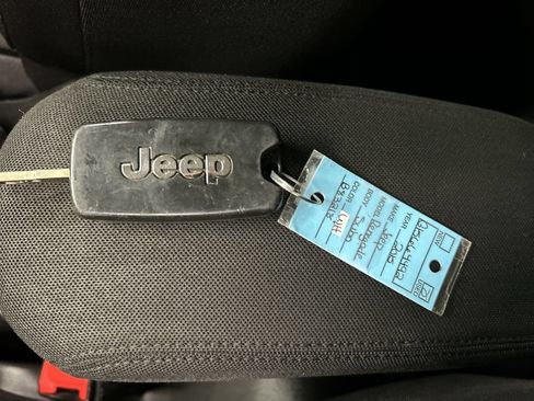 Used 2015 Jeep Renegade Latitude AWD/4WD image 12