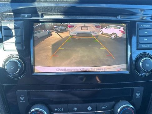 Used 2018 Nissan Rogue SV image 18