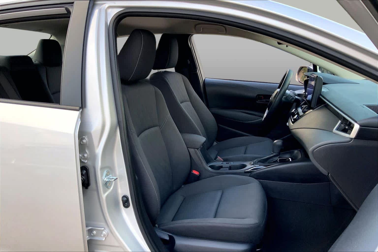 Used 2025 Toyota Corolla LE FWD image 9