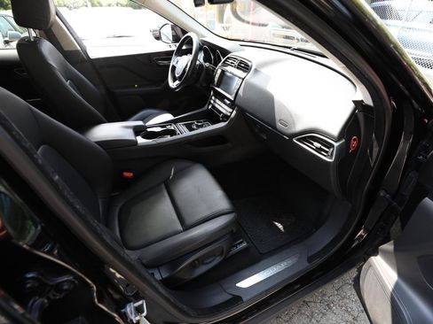 Used 2017 Jaguar F-PACE Premium AWD/4WD image 13