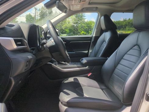 Used 2024 Toyota Highlander XLE AWD/4WD image 23
