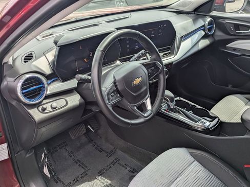 Used 2025 Chevrolet Trax LT w/ LT Convenience Package FWD image 16
