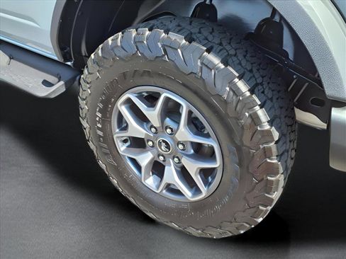Used 2024 Ford Bronco Badlands image 9