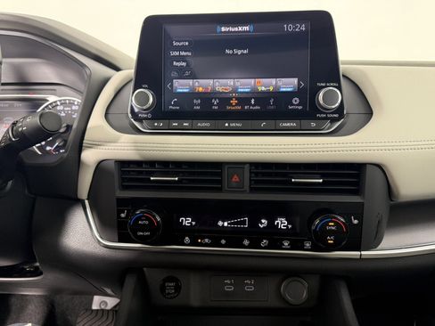 Used 2024 Nissan Rogue SV w/ SV Premium Package image 19