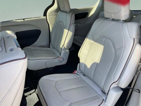 Used 2017 Chrysler Pacifica Limited w/ UConnect Theater Package image 10