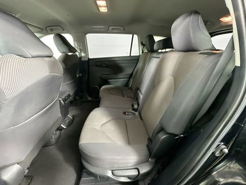 Used 2024 Toyota Highlander LE AWD/4WD image 23