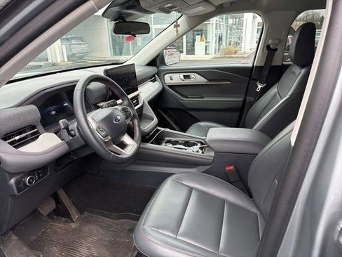 Used 2025 Ford Explorer Active AWD/4WD image 5