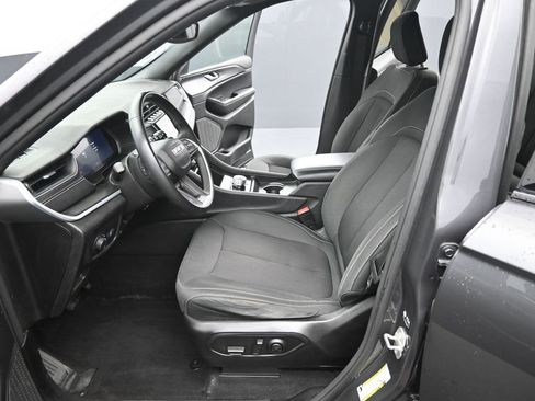 Used 2024 Jeep Grand Cherokee Laredo image 10