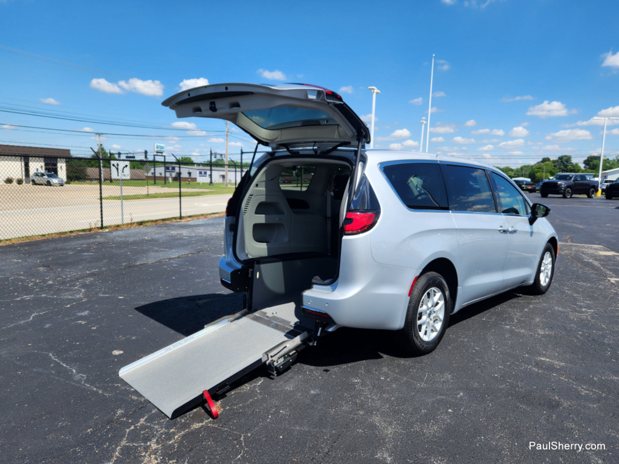 Used 2024 Chrysler Pacifica Touring-L FWD image 8