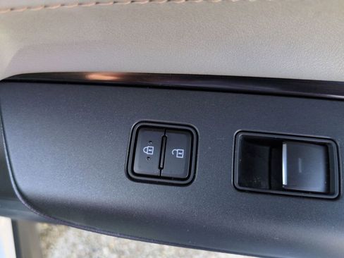 Used 2023 Toyota Venza LE AWD/4WD image 32