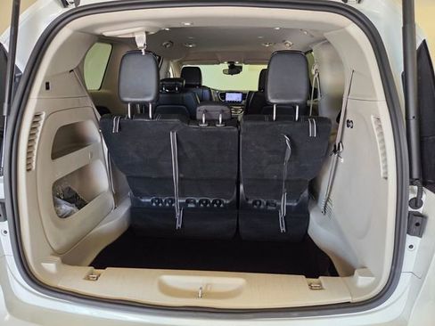 Used 2023 Chrysler Pacifica Touring-L FWD image 15