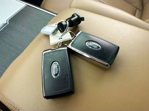 Used 2025 Land Rover Range Rover Long Wheelbase SE image 17