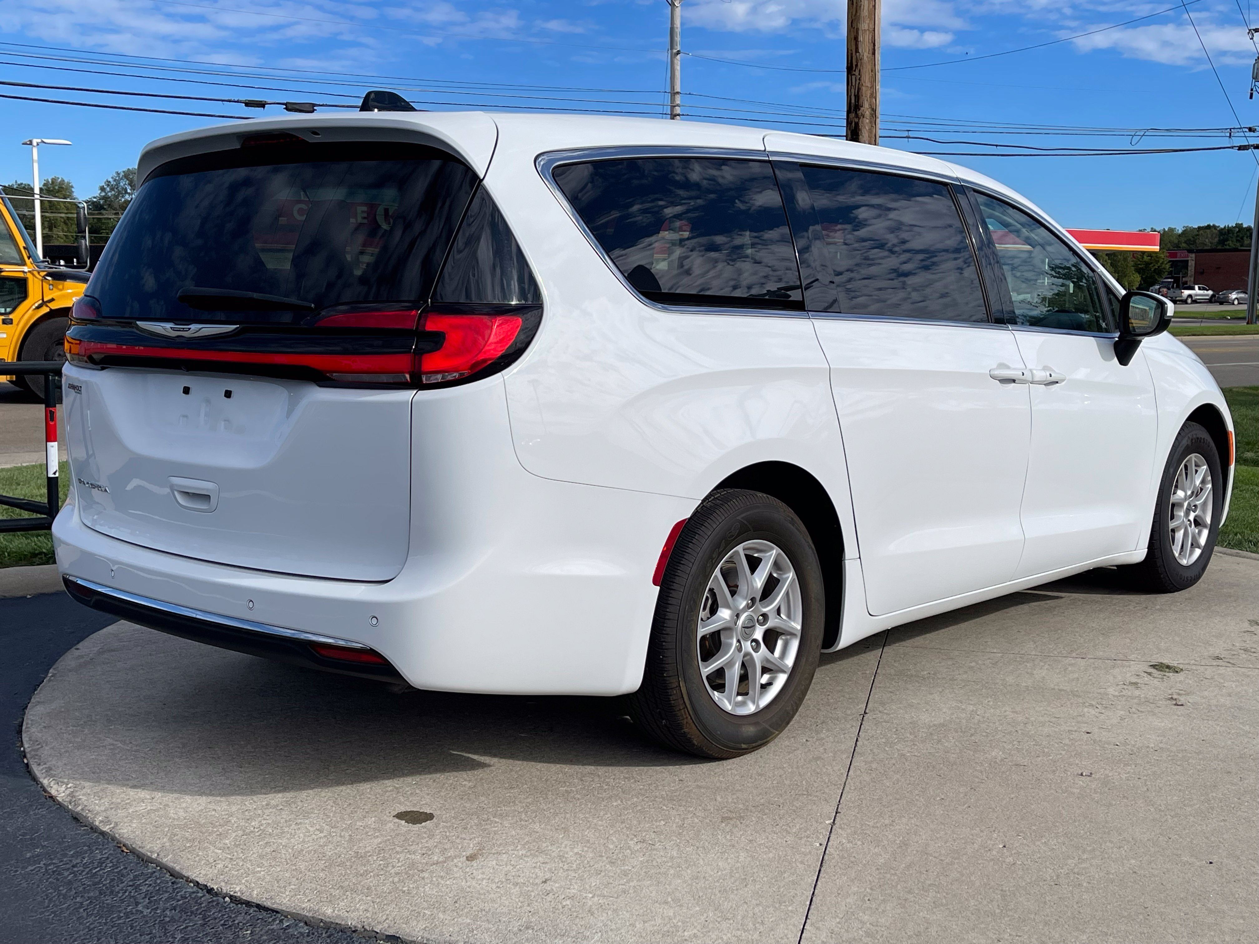 Used 2023 Chrysler Pacifica Touring-L FWD image 7