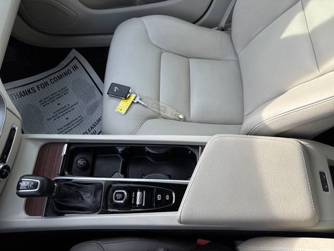 Used 2019 Volvo S60 T6 Momentum w/ Premium Package image 31