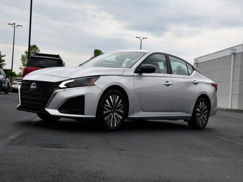 Used 2024 Nissan Altima 2.5 SV FWD image 3