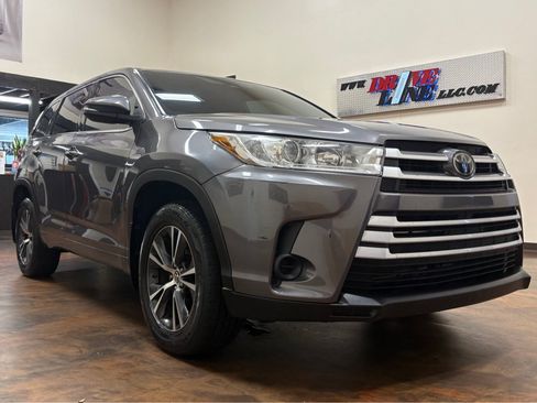 Used 2018 Toyota Highlander LE AWD/4WD image 38