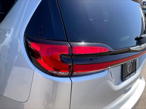 Used 2024 Chrysler Pacifica Touring-L FWD image 27