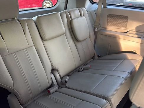 Used 2015 Chrysler Town & Country Touring FWD image 22
