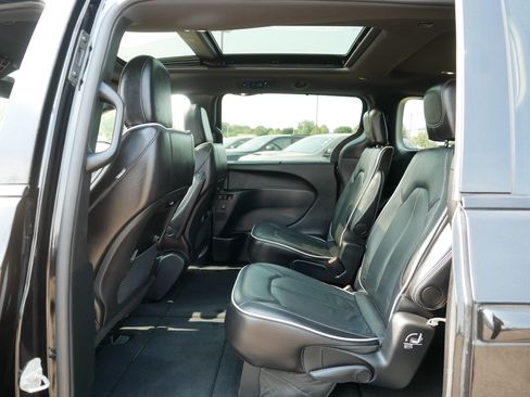 Used 2025 Chrysler Pacifica Limited FWD image 34