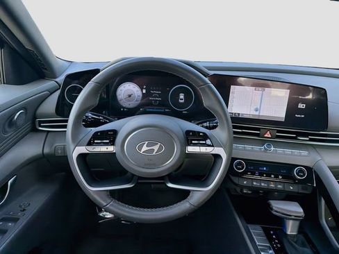 Certified 2025 Hyundai Elantra SEL FWD image 24