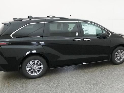 New 2026 Toyota Sienna XLE FWD image 15