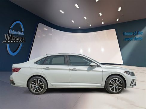 Certified 2025 Volkswagen Jetta SE image 4