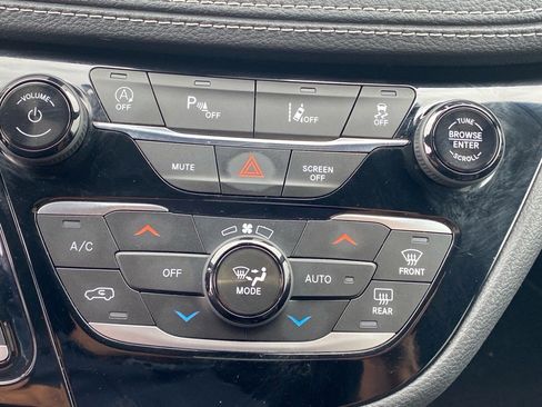 Used 2022 Chrysler Pacifica Touring-L w/ S Appearance Package image 13