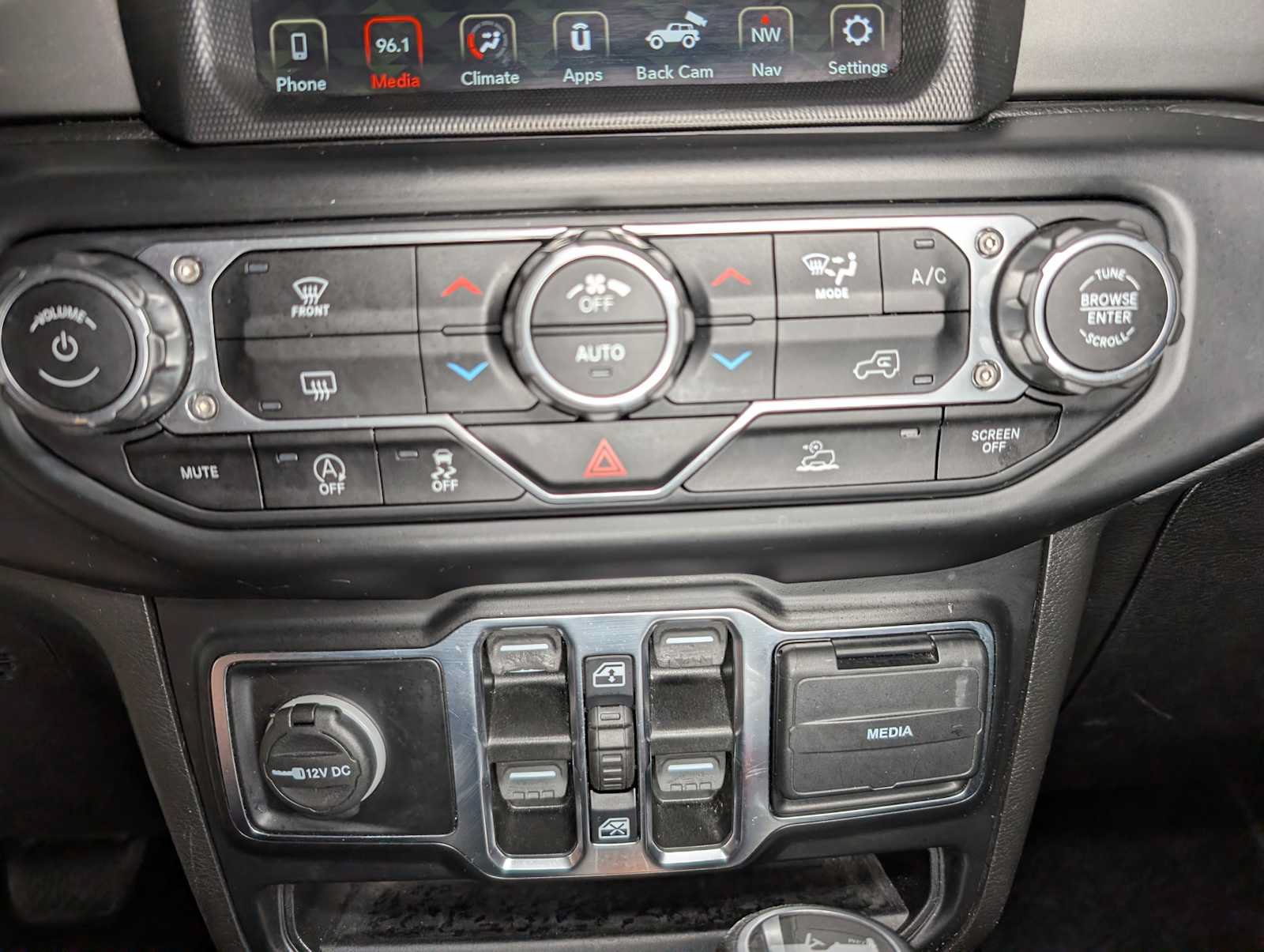 Used 2022 Jeep Wrangler Unlimited Sahara AWD/4WD image 32