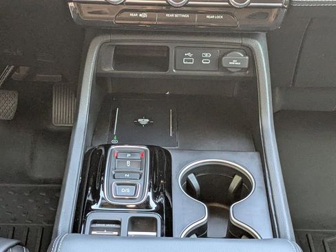 Used 2024 Honda Pilot Touring image 20