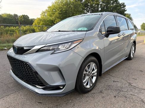Used 2023 Toyota Sienna XSE AWD/4WD image 6