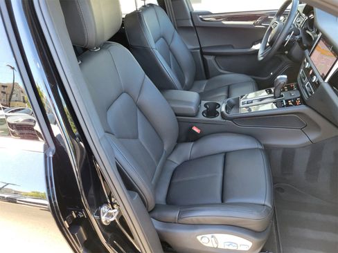 Certified 2025 Porsche Macan image 28