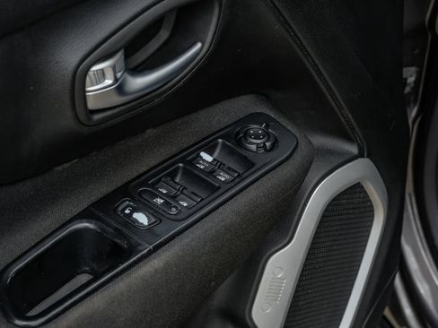 Used 2018 Jeep Renegade Latitude FWD image 45