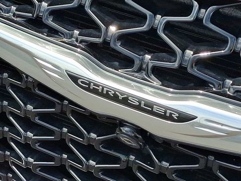 Used 2022 Chrysler Pacifica Touring-L w/ Uconnect Theater Family Group FWD image 4